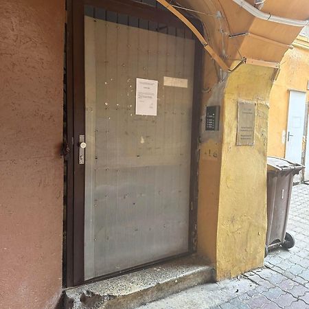 A Private Room In City Center In ブラチスラヴァ エクステリア 写真