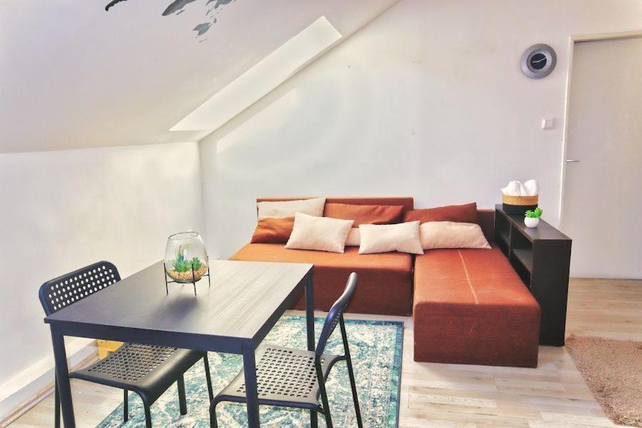 A Private Room In City Center In ブラチスラヴァ エクステリア 写真